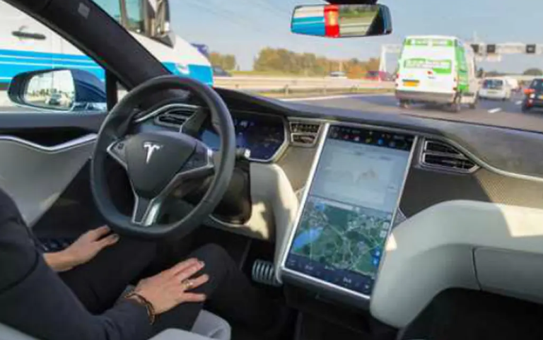 Elon Musk Nyalakan Mobil Murah Tesla Mode 2 Dalam Bentuk Robotaxi