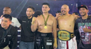 Chef Arnold kalah technical knockout atau TKO di ronde ke-3 dari Codeblu dalam laga tinju Celebrity Fight dalam program HSS Seri di Indonesia