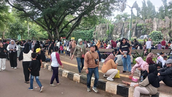 Dina ke Ragunan karena Menduga Sepi: Rupanya Padat, Gelar Alas Saja Sulit