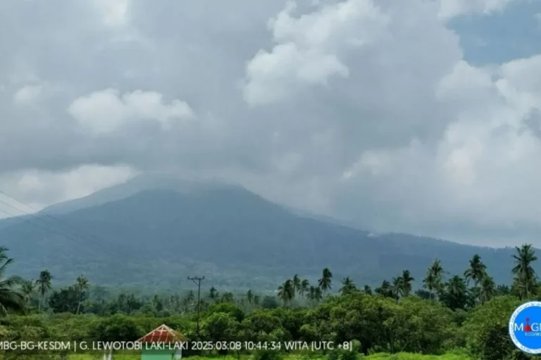 Gunung Lewotobi Lelaki 2x meledak dalam enam jam